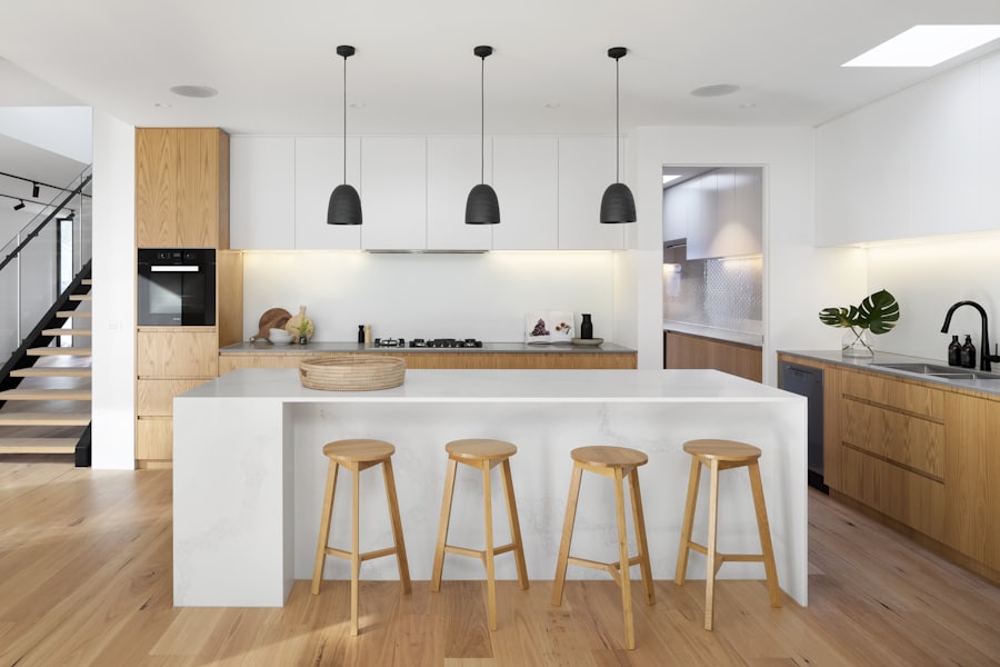 Cozinha contemporânea com marcenaria em madeira
